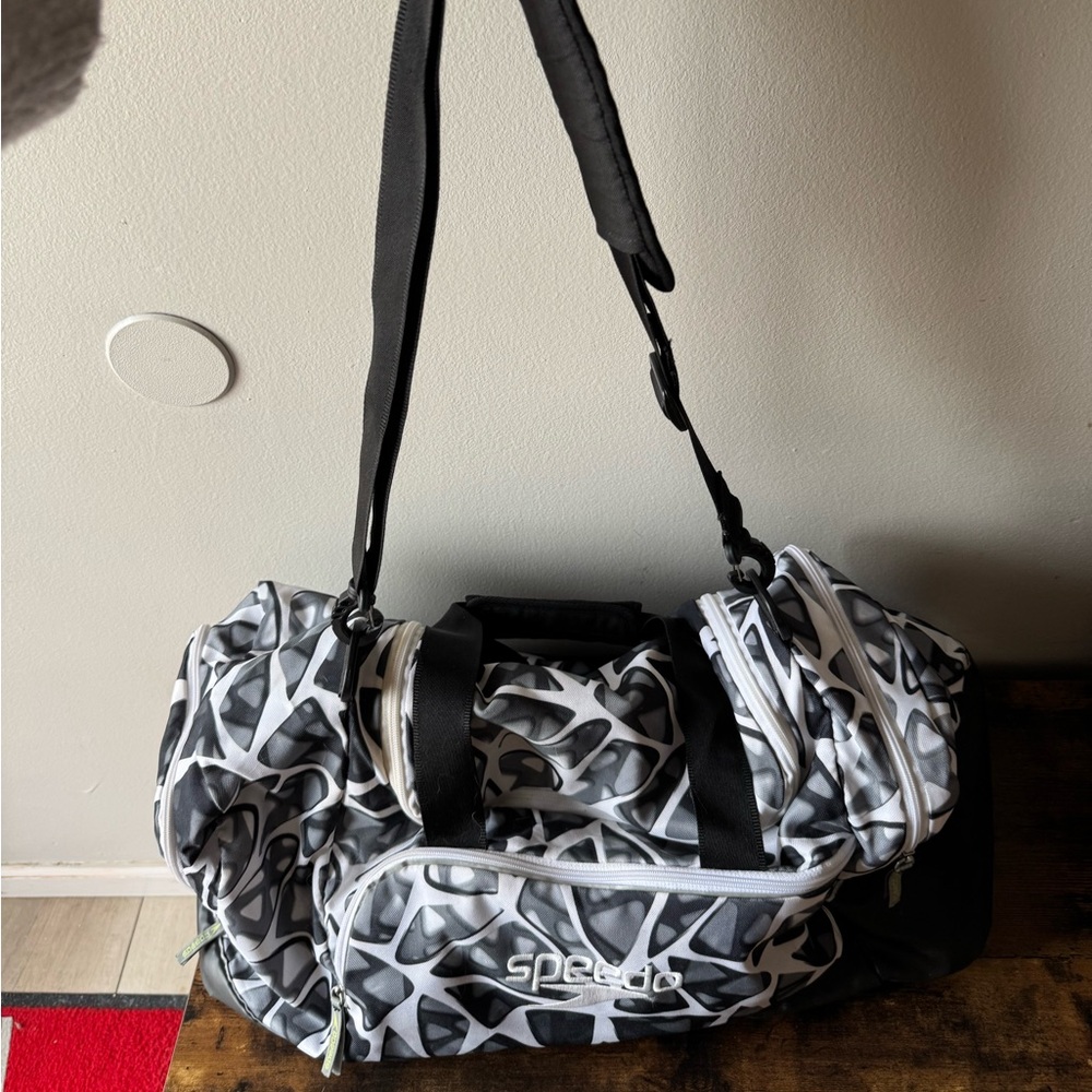 Speedo 30L Swim Duffel Bag • Black/Grey Geometric Print • Water Resistant - Picture 4 of 6
